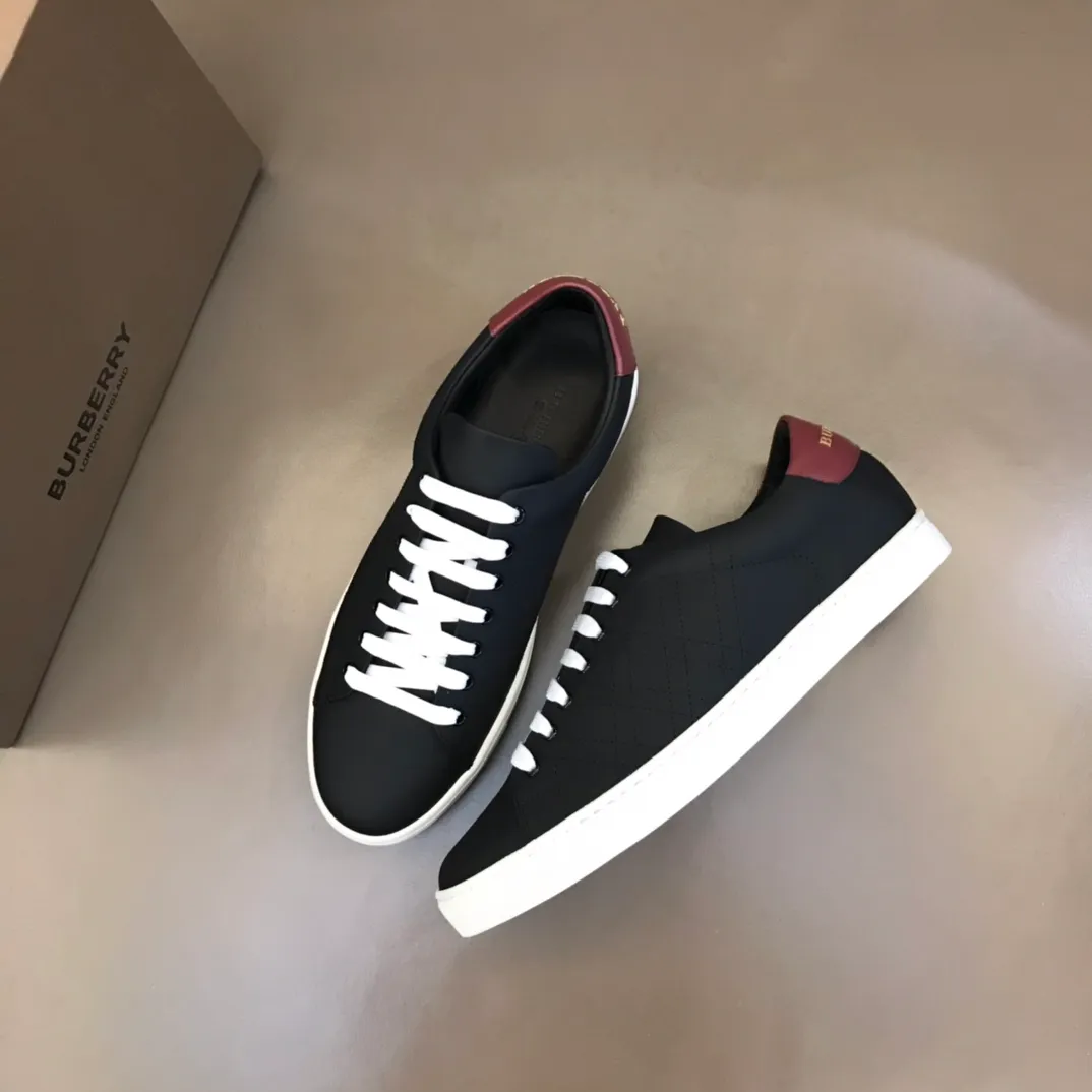 p400 "BURBERR*" men's classic low-top sneakers are reinterpreted in Vintage checkered cotton and cowhide materials, decorated with a new brand logo. First-layer sheepskin lining, embossed Burberry logo on the heel, and original TPU outsole! Size: 38-45 No. 068